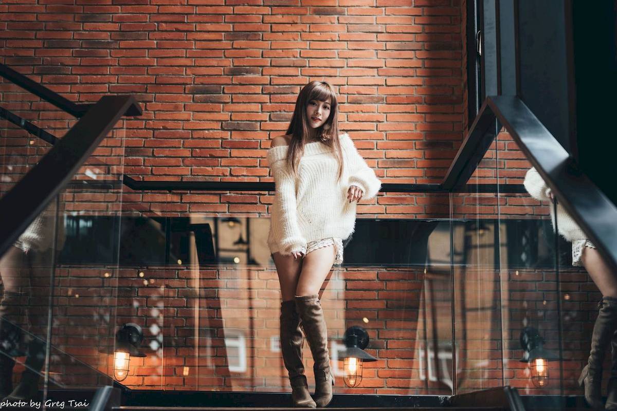 养眼美女凯云身着‌白色毛绒针织上衣户外慵懒写真-97