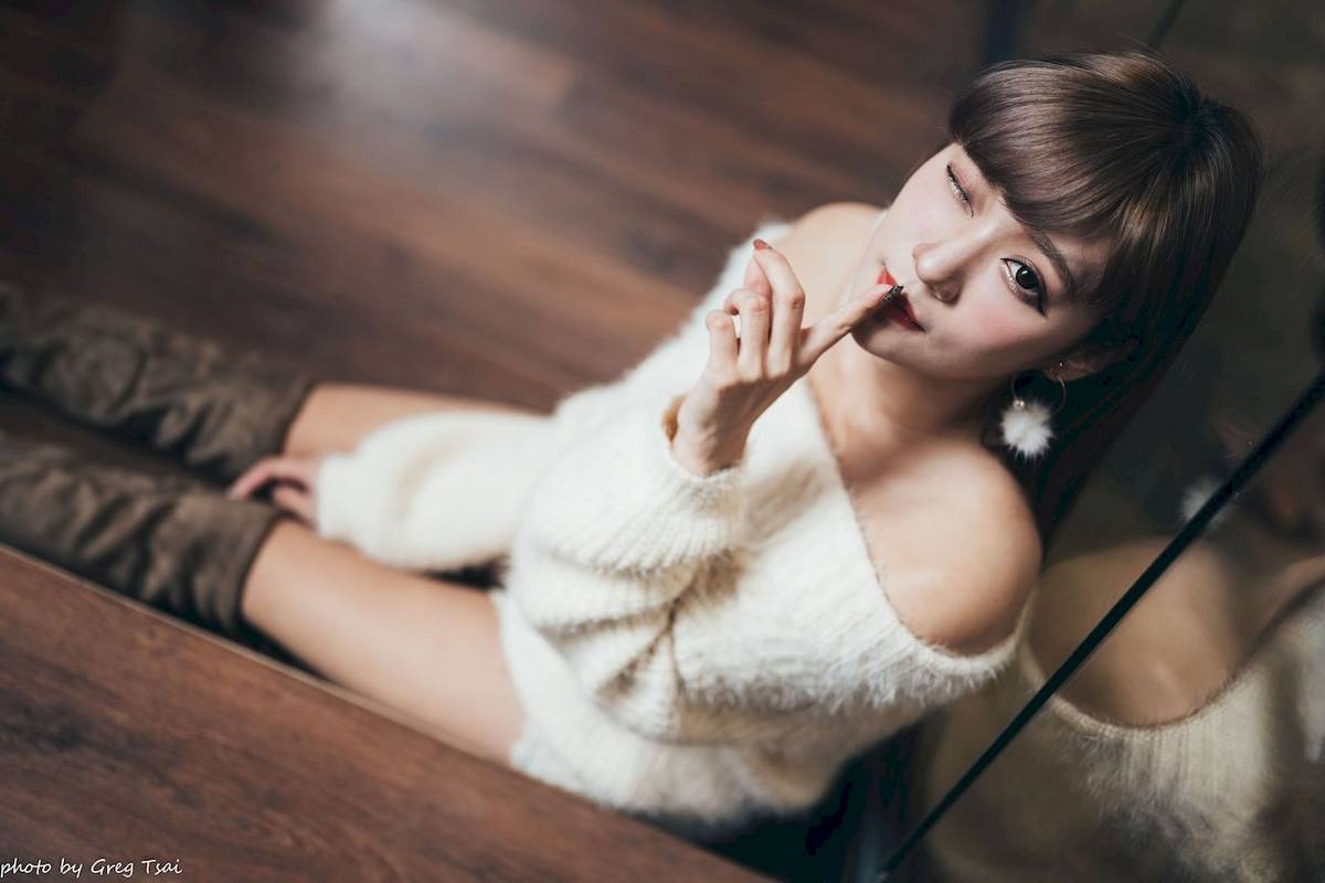 养眼美女凯云身着‌白色毛绒针织上衣户外慵懒写真-106