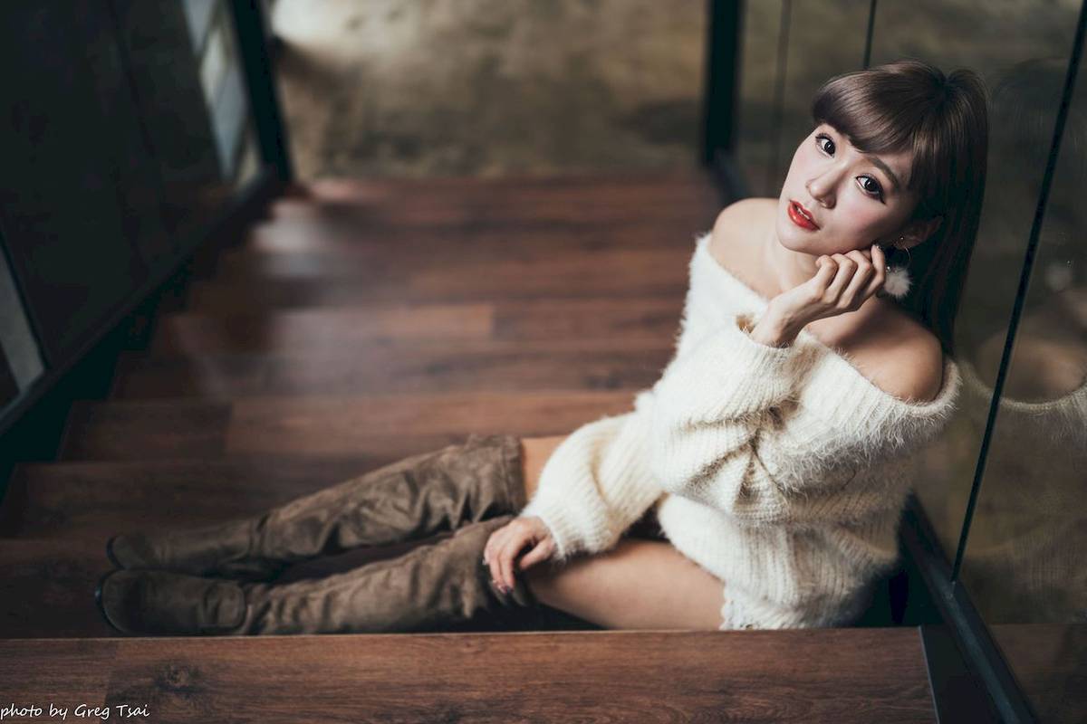 养眼美女凯云身着‌白色毛绒针织上衣户外慵懒写真-105