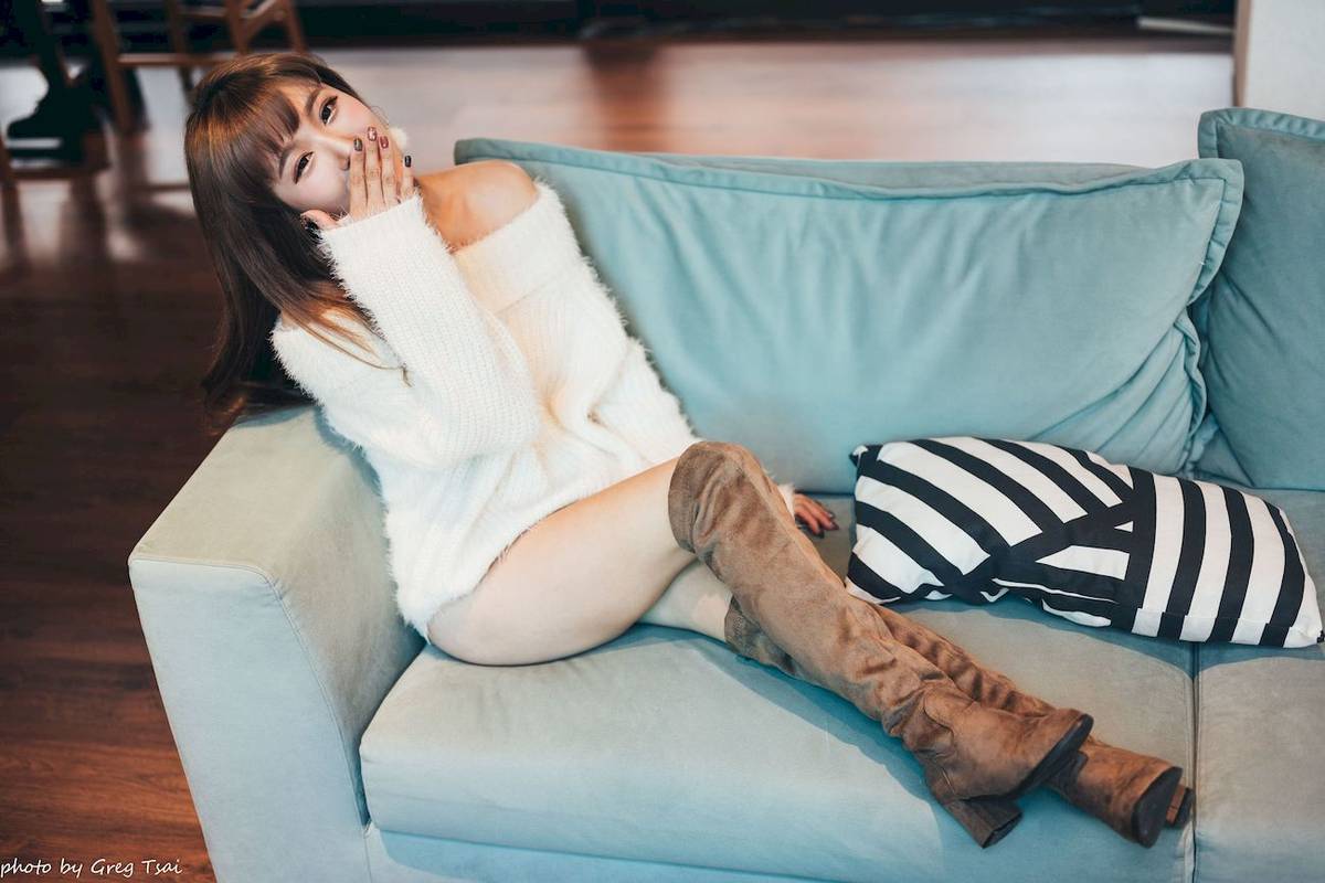 养眼美女凯云身着‌白色毛绒针织上衣户外慵懒写真-111