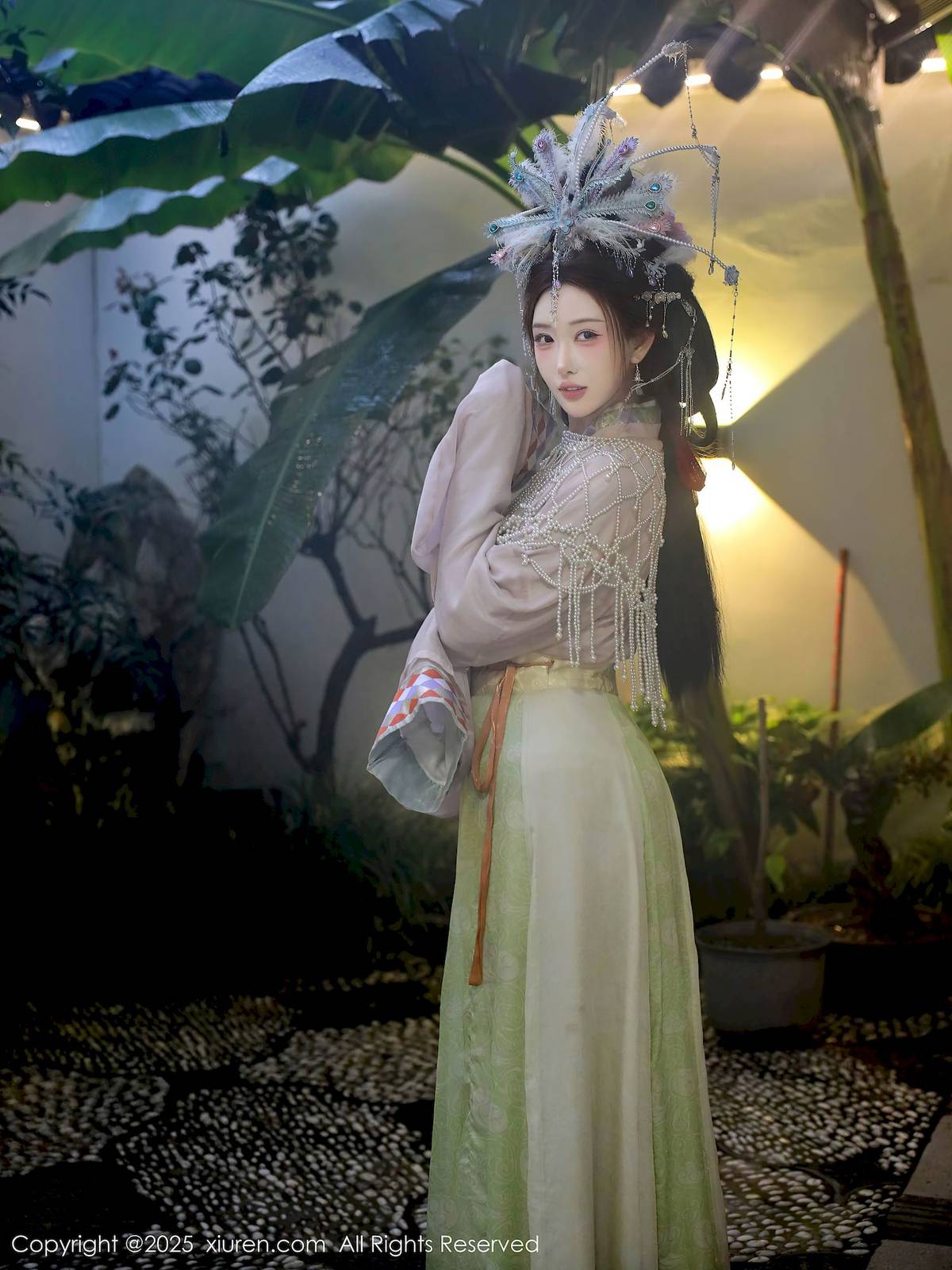 秀人网新人梨霜儿浅色古装服饰丰腴身材性感写真