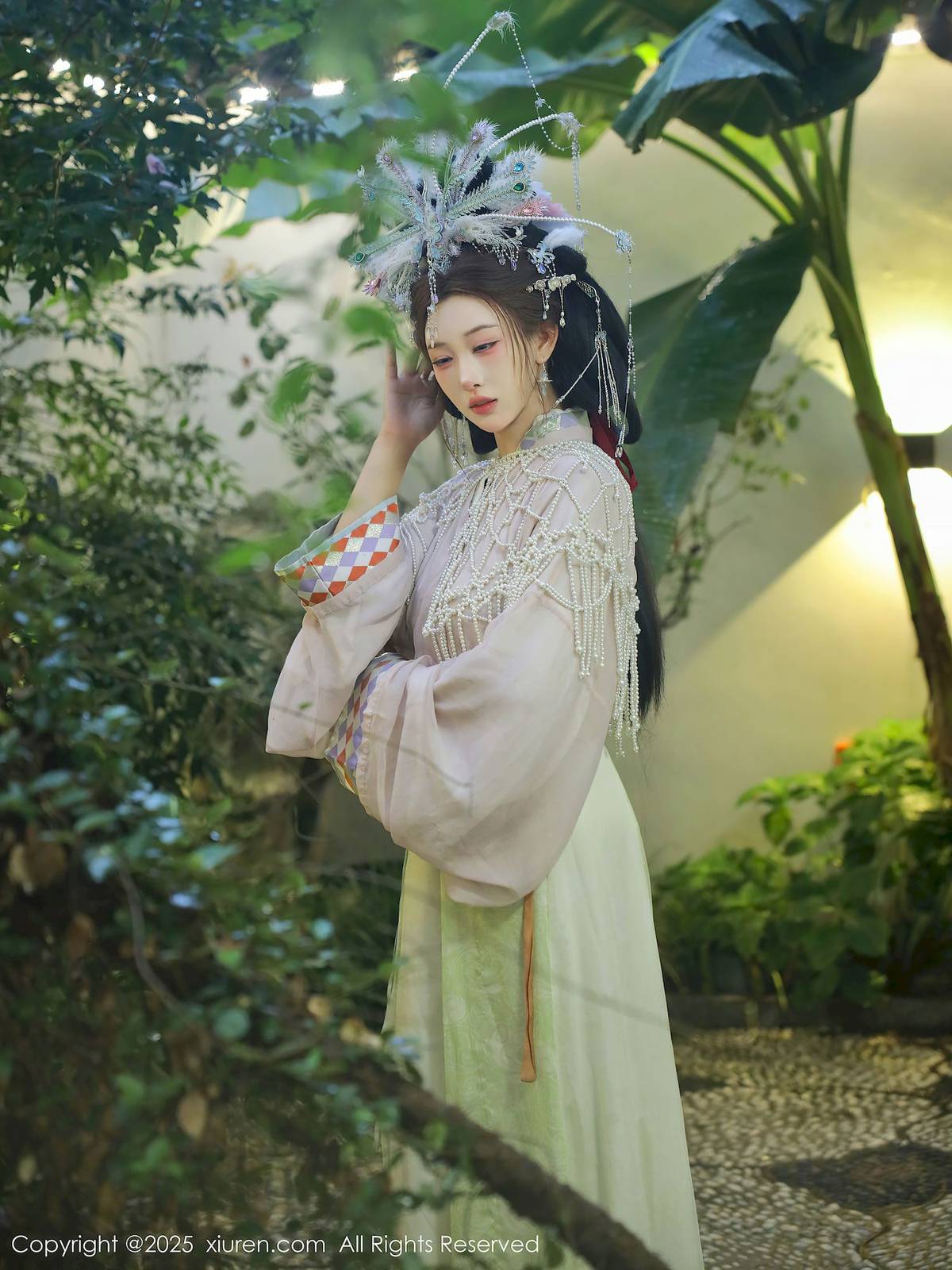 秀人网新人梨霜儿浅色古装服饰丰腴身材性感写真-8