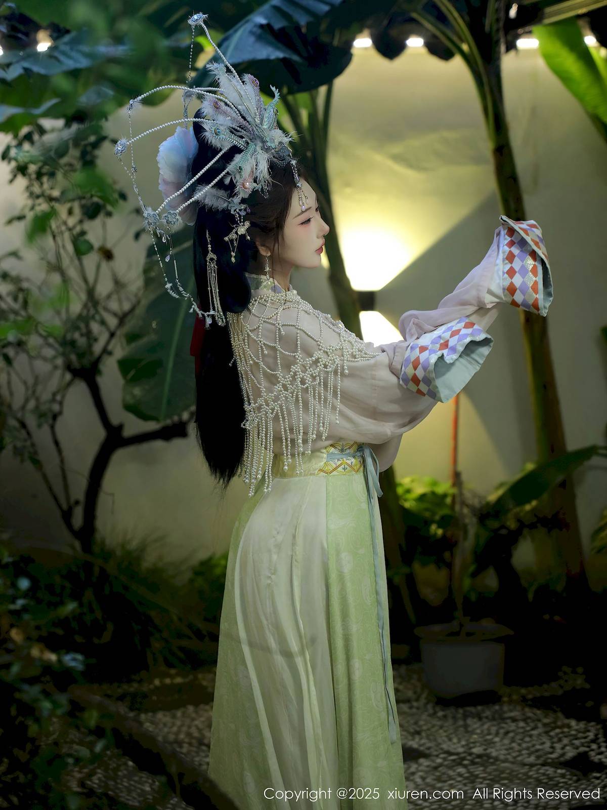 秀人网新人梨霜儿浅色古装服饰丰腴身材性感写真-12