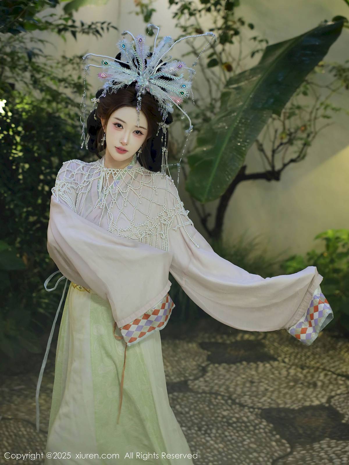 秀人网新人梨霜儿浅色古装服饰丰腴身材性感写真-16