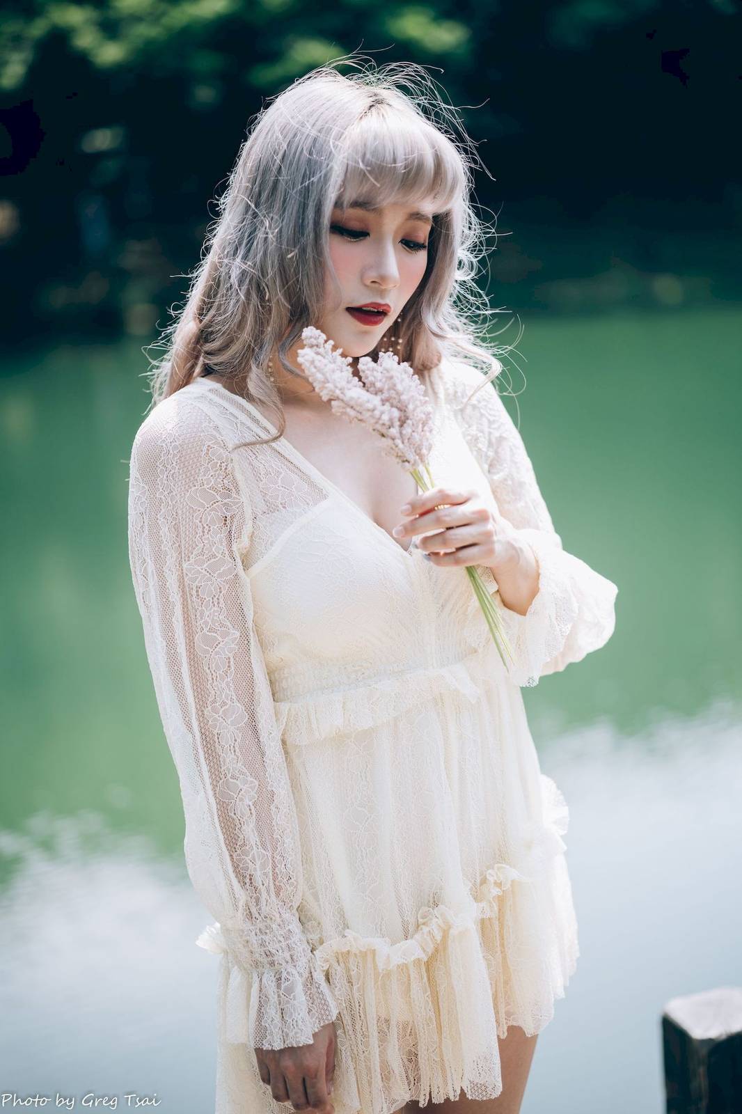 凯云白色蕾丝连衣裙浅色系穿搭梦湖主题写真-3