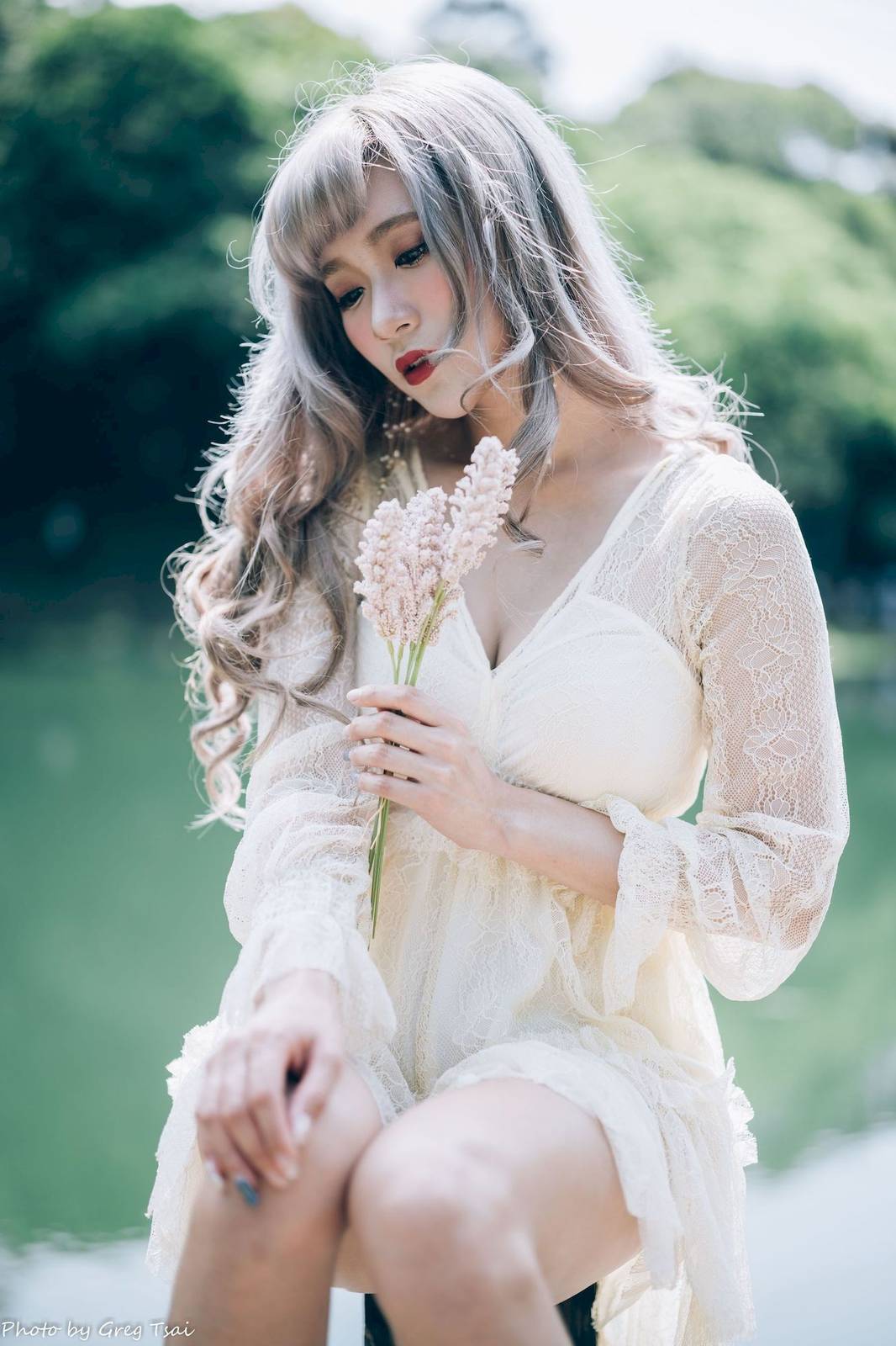 凯云白色蕾丝连衣裙浅色系穿搭梦湖主题写真-6