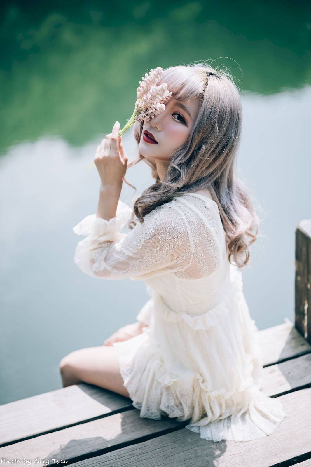 凯云白色蕾丝连衣裙浅色系穿搭梦湖主题写真-7