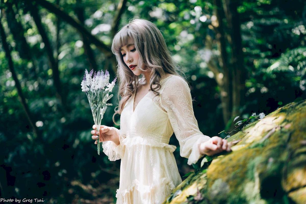 凯云白色蕾丝连衣裙浅色系穿搭梦湖主题写真-40