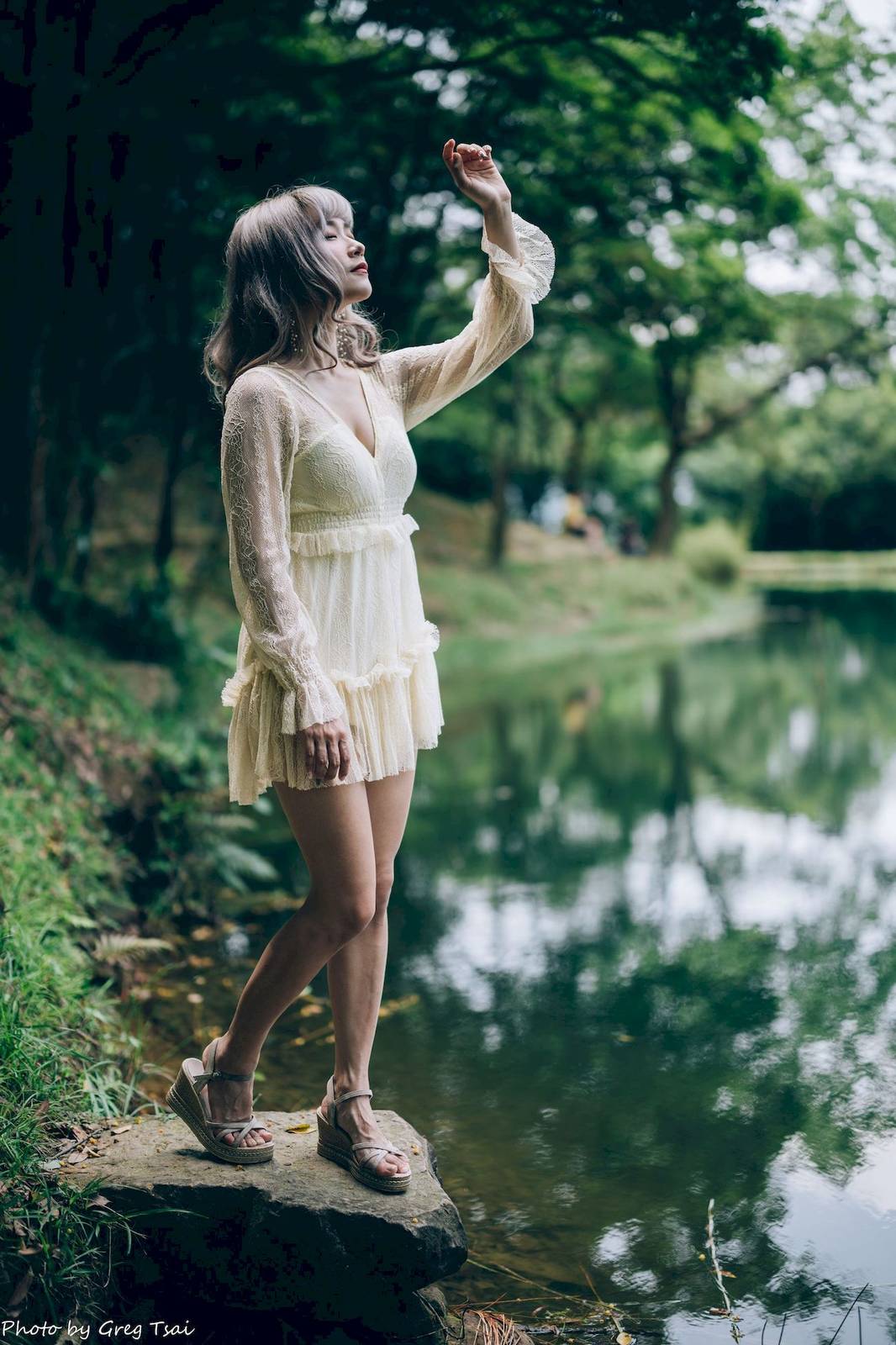 凯云白色蕾丝连衣裙浅色系穿搭梦湖主题写真-55