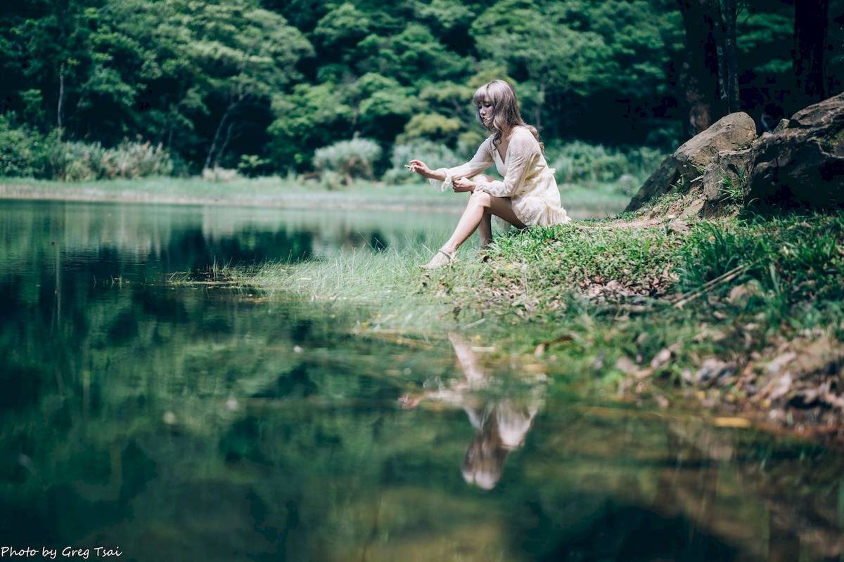 凯云白色蕾丝连衣裙浅色系穿搭梦湖主题写真-66