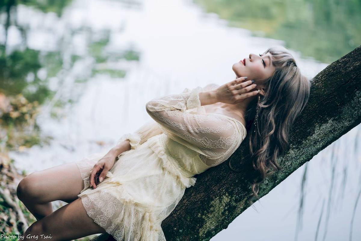 凯云白色蕾丝连衣裙浅色系穿搭梦湖主题写真-63