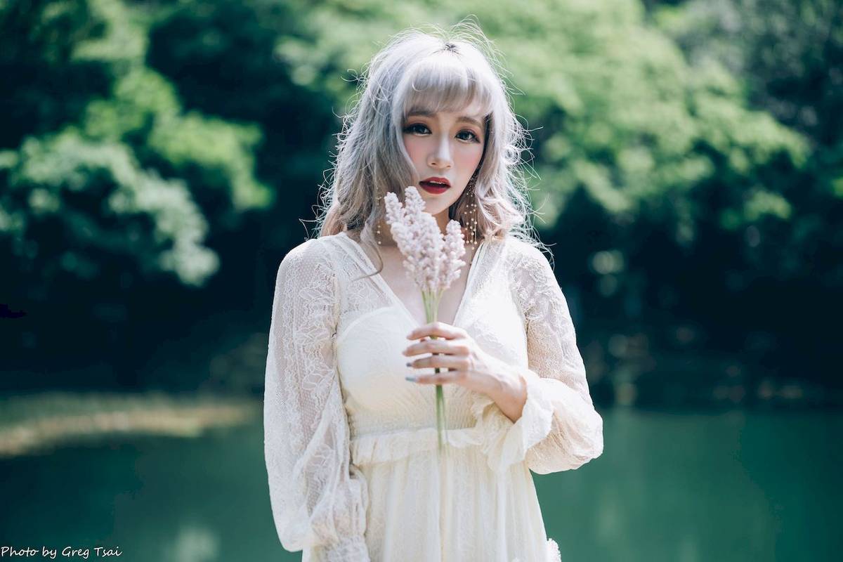 凯云白色蕾丝连衣裙浅色系穿搭梦湖主题写真-74