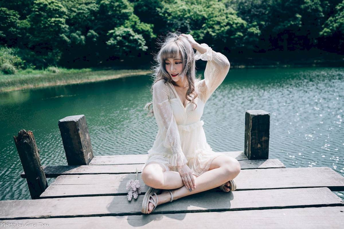 凯云白色蕾丝连衣裙浅色系穿搭梦湖主题写真-85