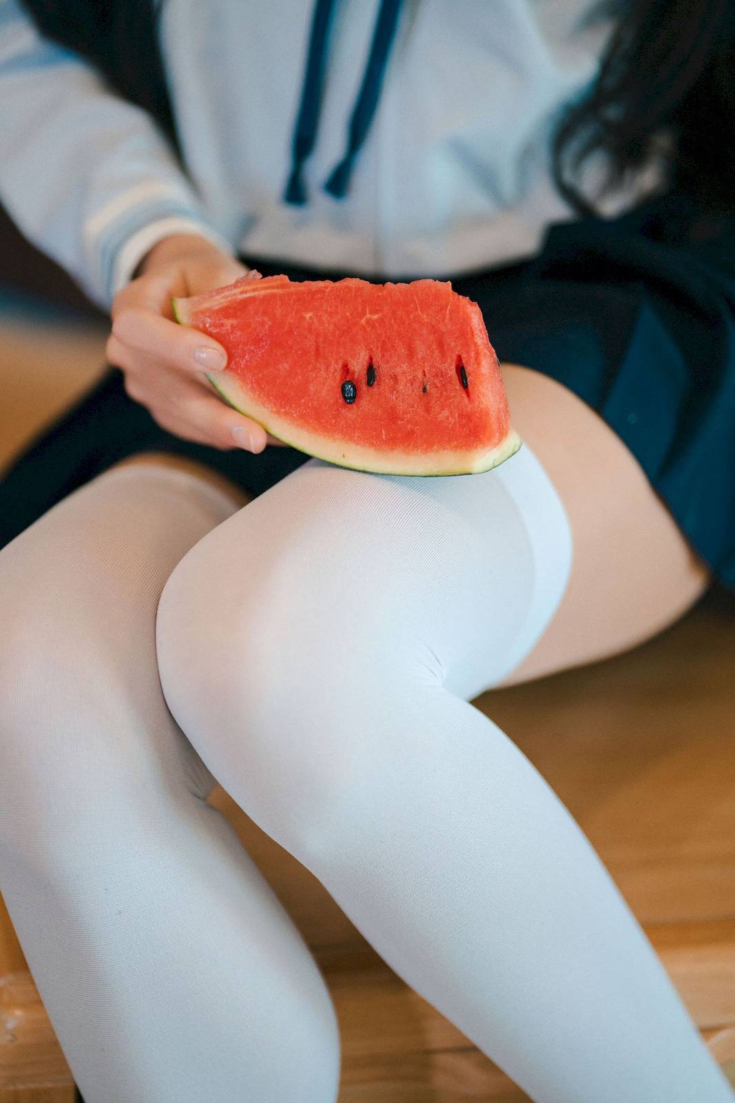 吃了个迟水手服‌搭配‌白色长袜夏日呓语主题写真-117