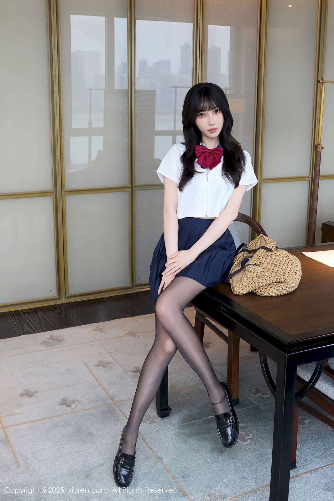 秀人网模特玥儿玥er学生制服魅惑黑丝上海旅拍-10