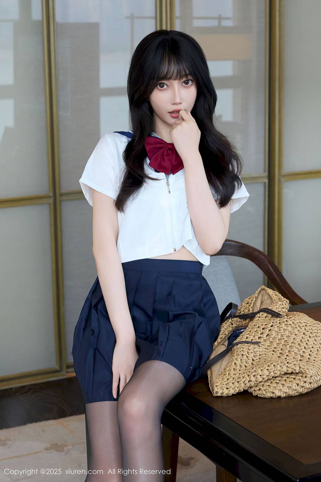 秀人网模特玥儿玥er学生制服魅惑黑丝上海旅拍-11