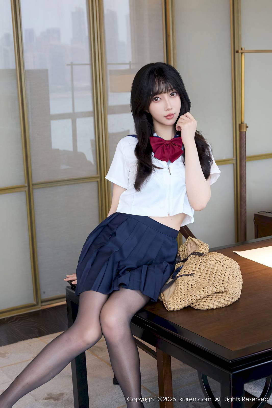 秀人网模特玥儿玥er学生制服魅惑黑丝上海旅拍-13