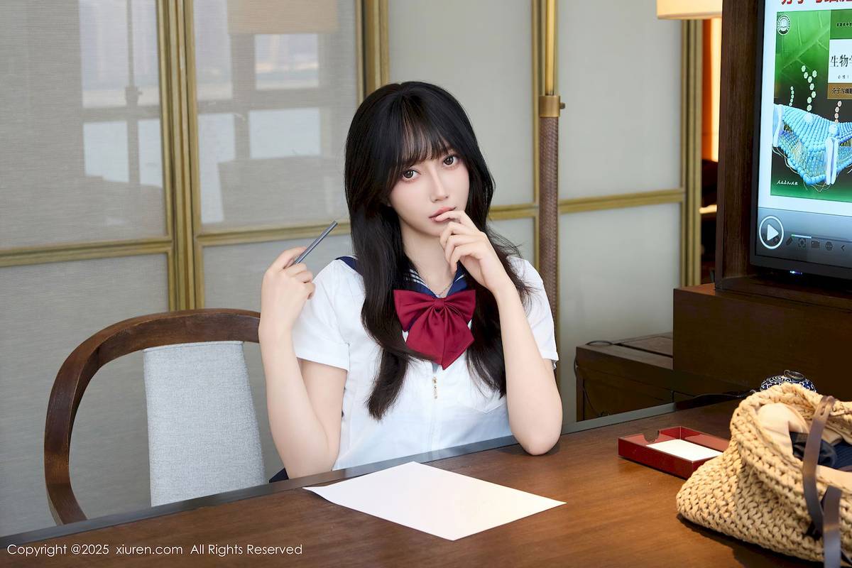 秀人网模特玥儿玥er学生制服魅惑黑丝上海旅拍-20