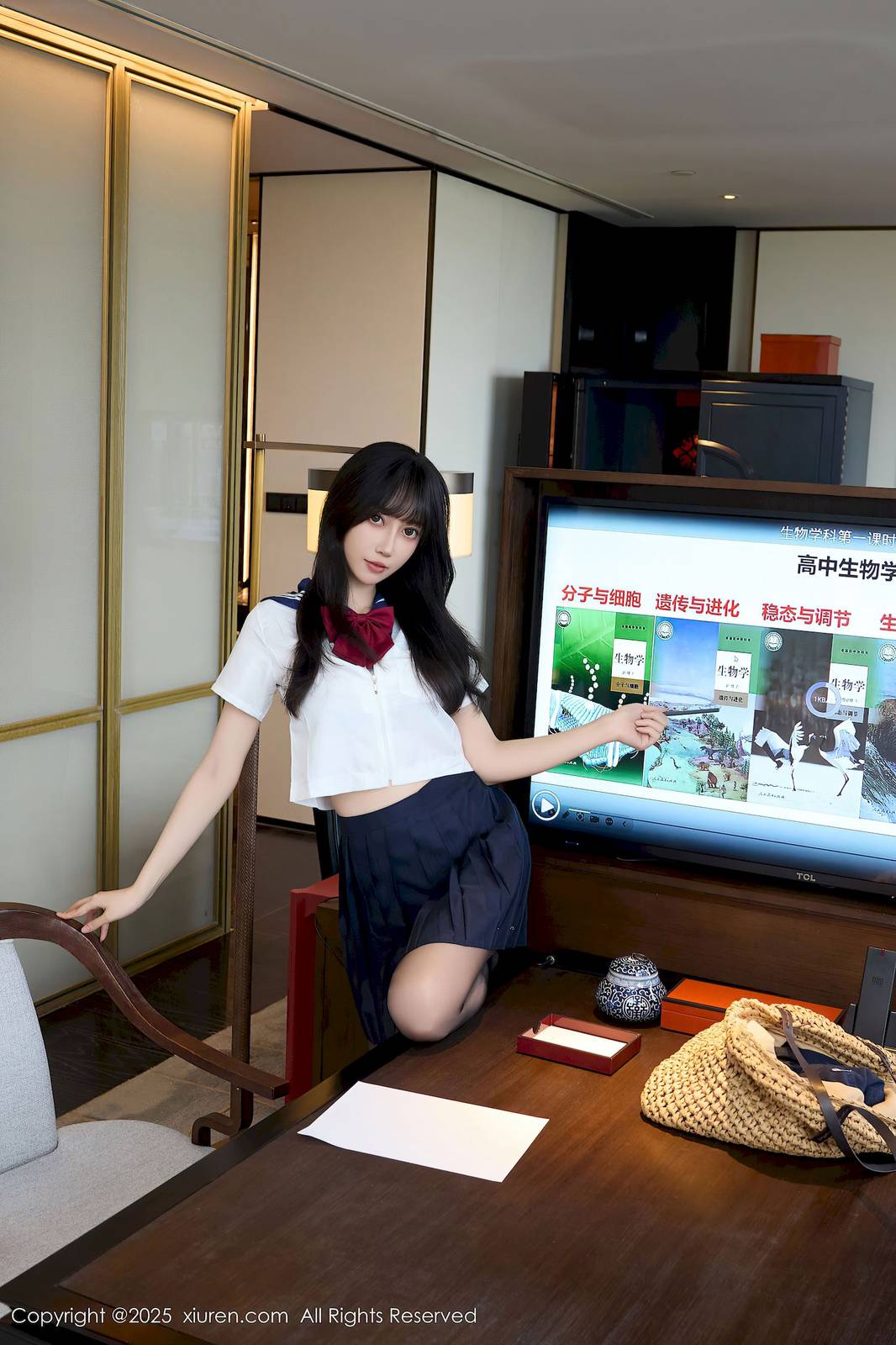 秀人网模特玥儿玥er学生制服魅惑黑丝上海旅拍-22