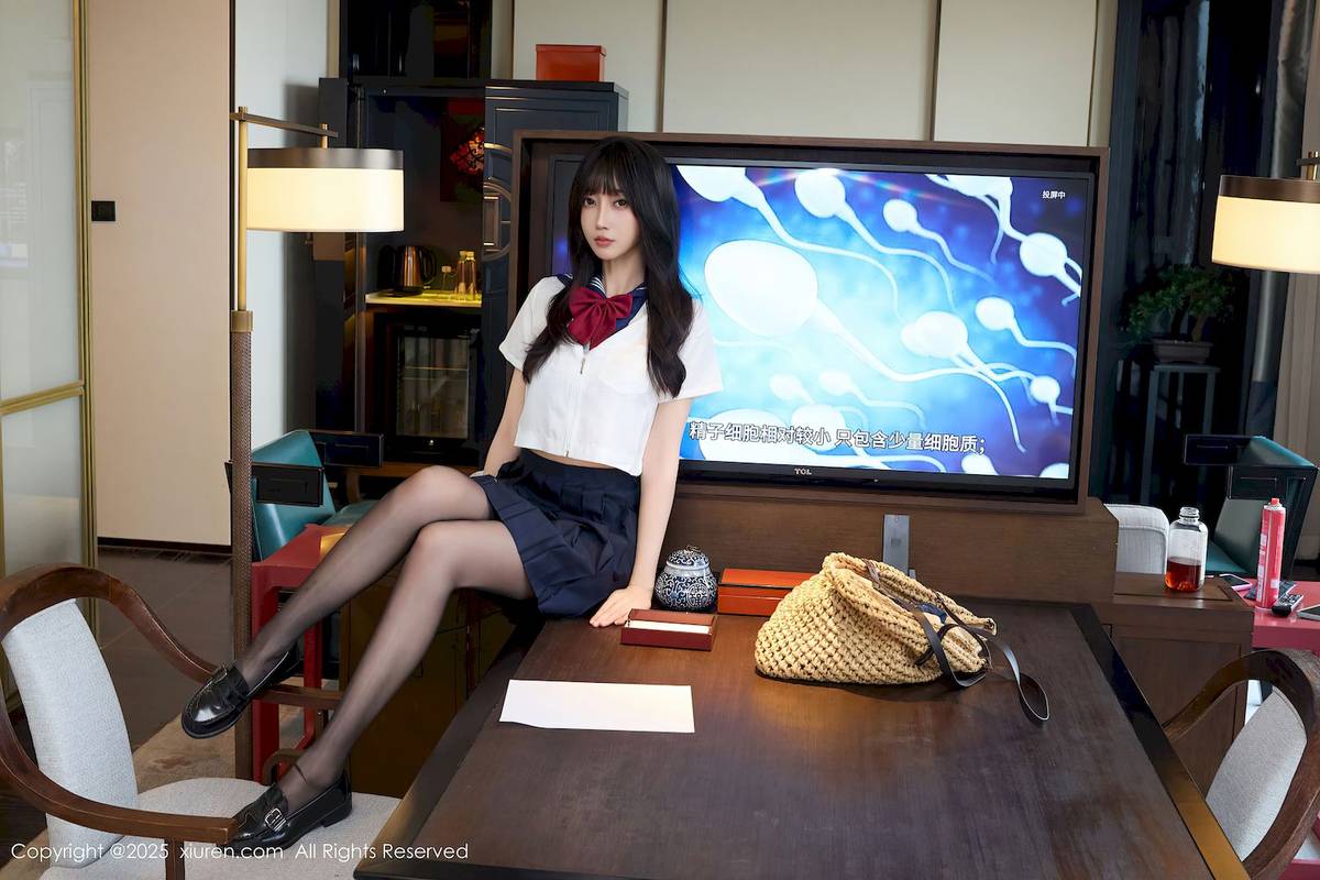 秀人网模特玥儿玥er学生制服魅惑黑丝上海旅拍-26