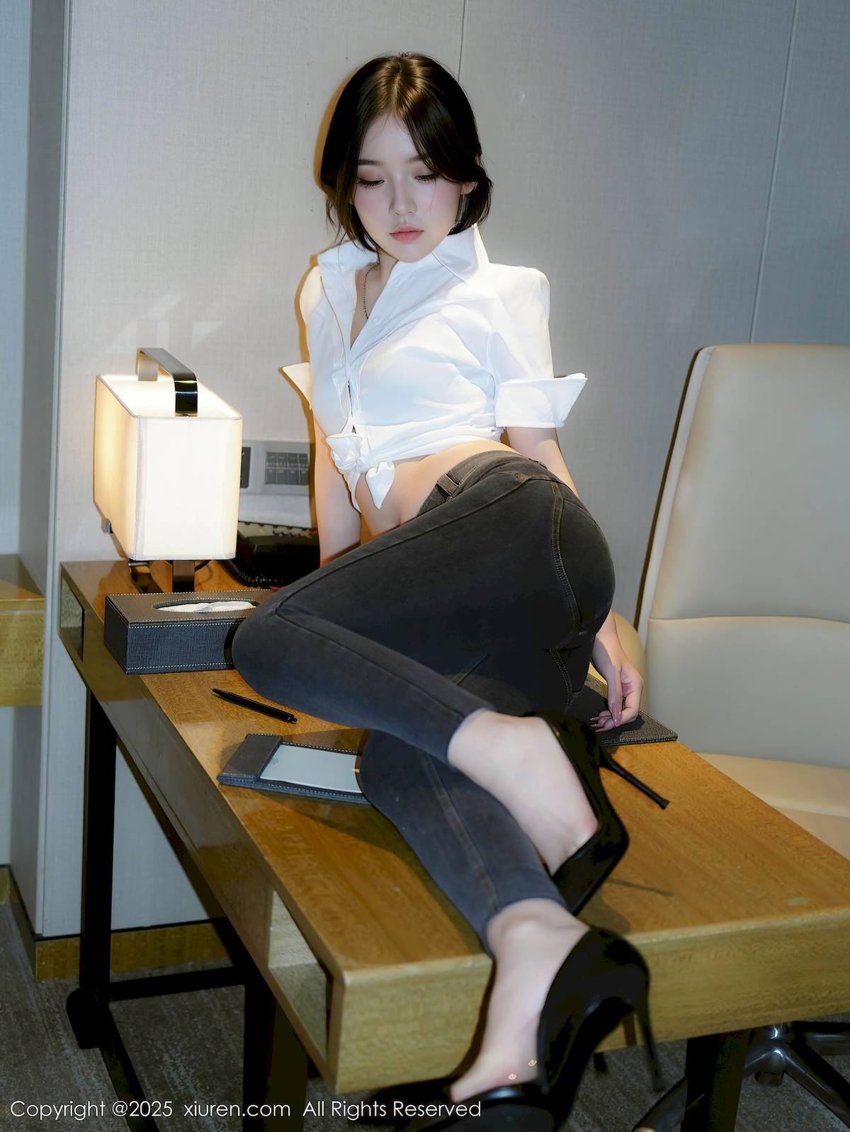 秀人网新人模特汁汁白色衬衫简约长裤性感写真-21