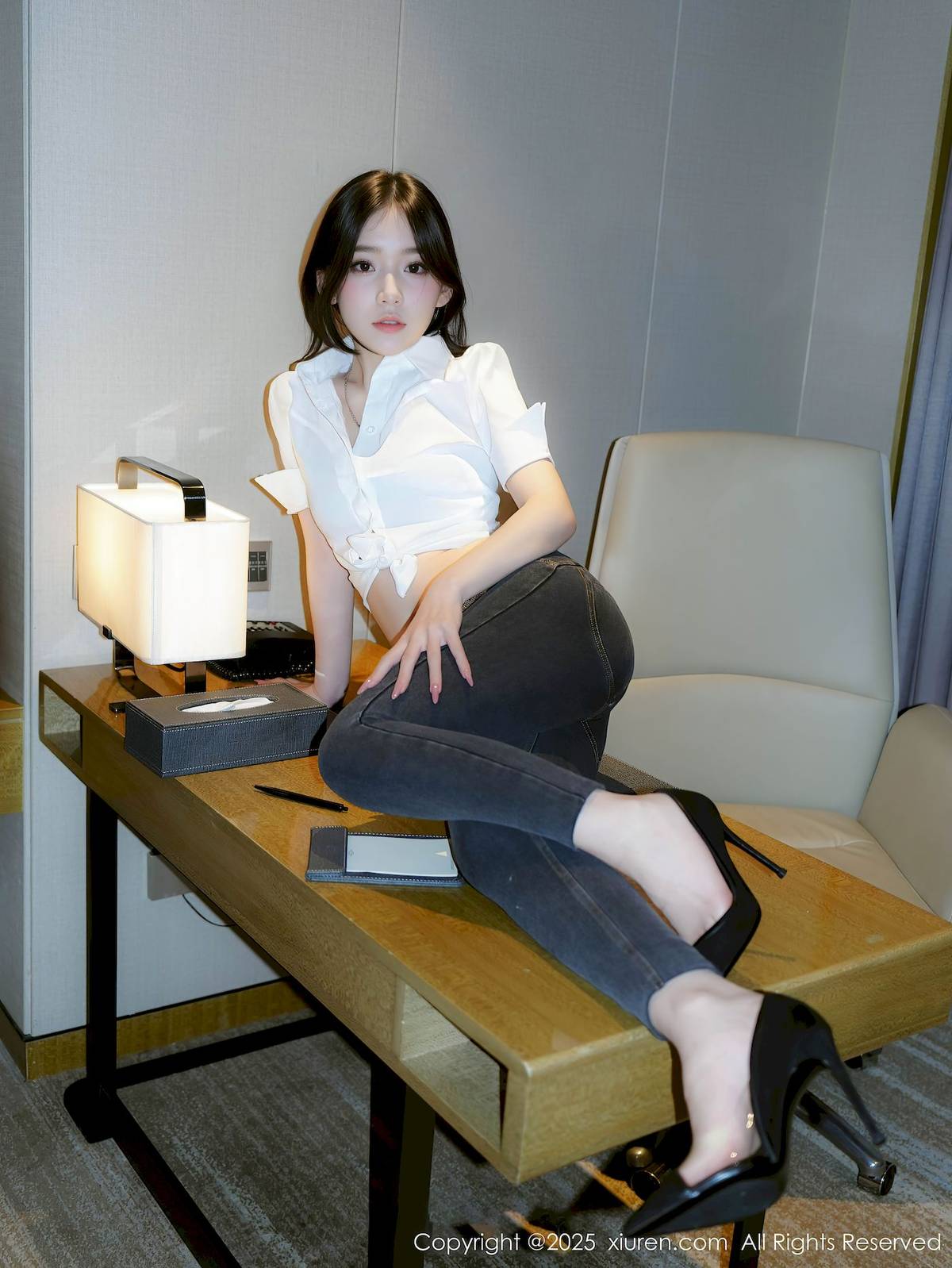 秀人网新人模特汁汁白色衬衫简约长裤性感写真-24