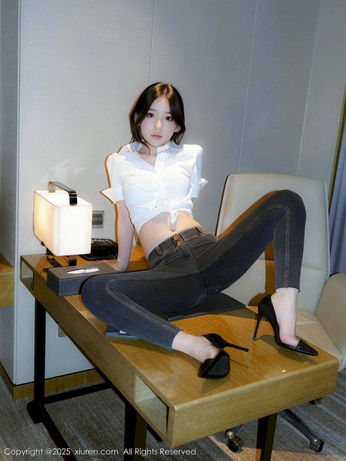 秀人网新人模特汁汁白色衬衫简约长裤性感写真-25