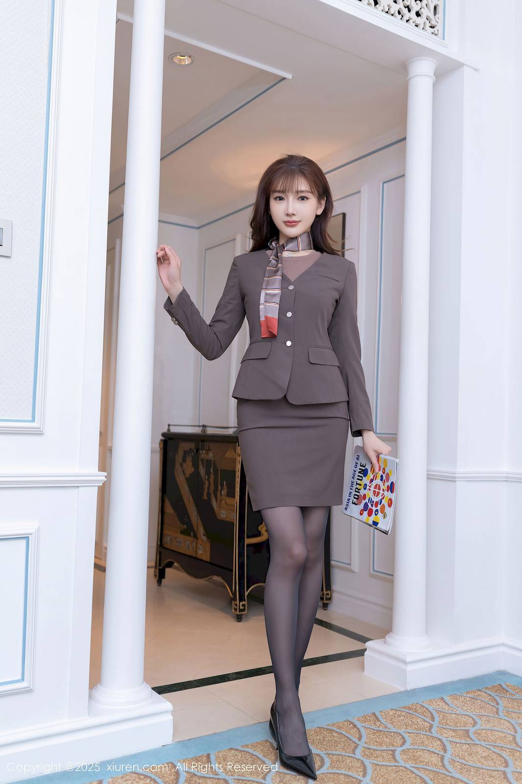 秀人网模特陆萱萱深色OL服饰撩人心怀性感写真