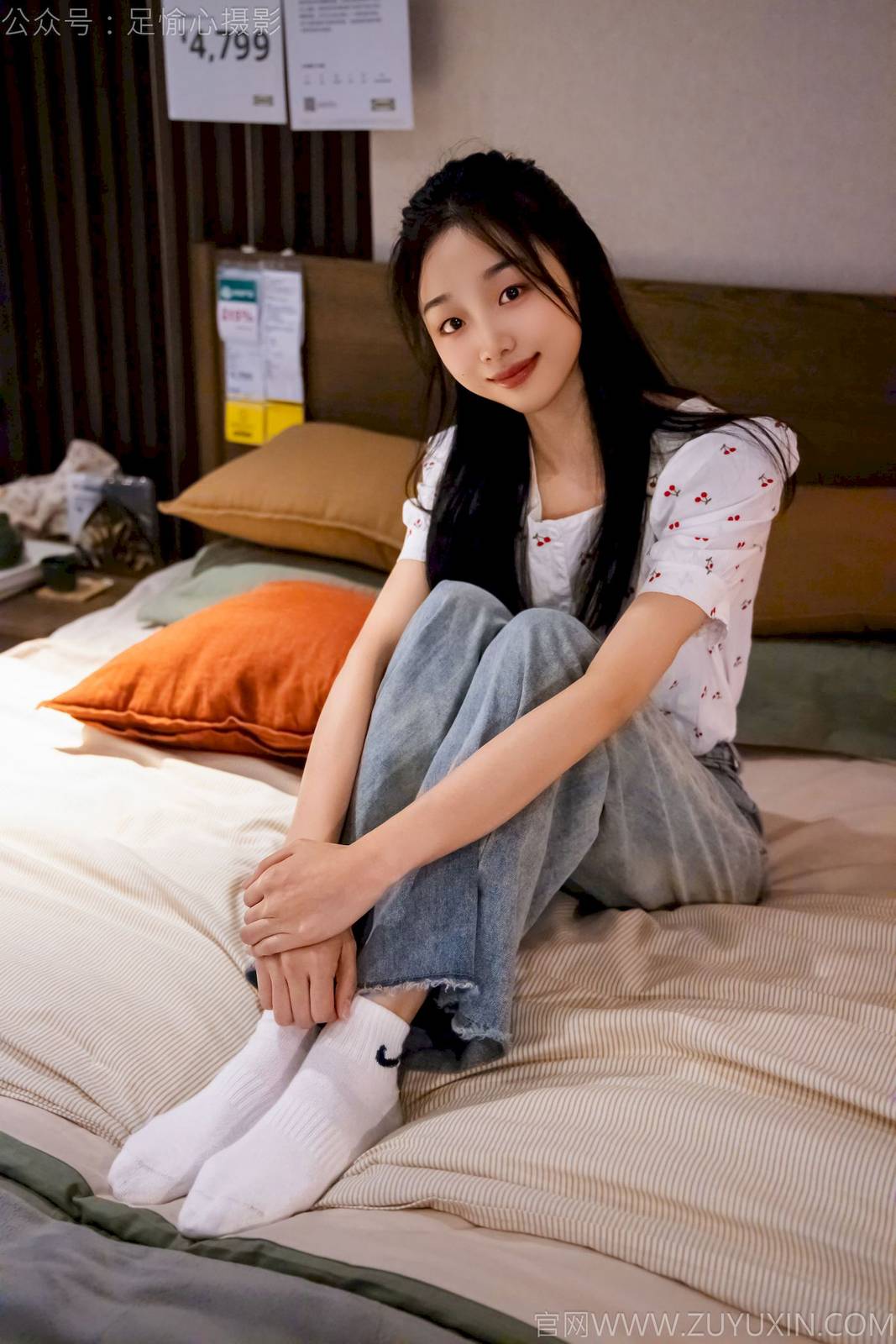 足愉心模特奶芙碎花衬衫搭配牛仔长裤裸足摄影-42