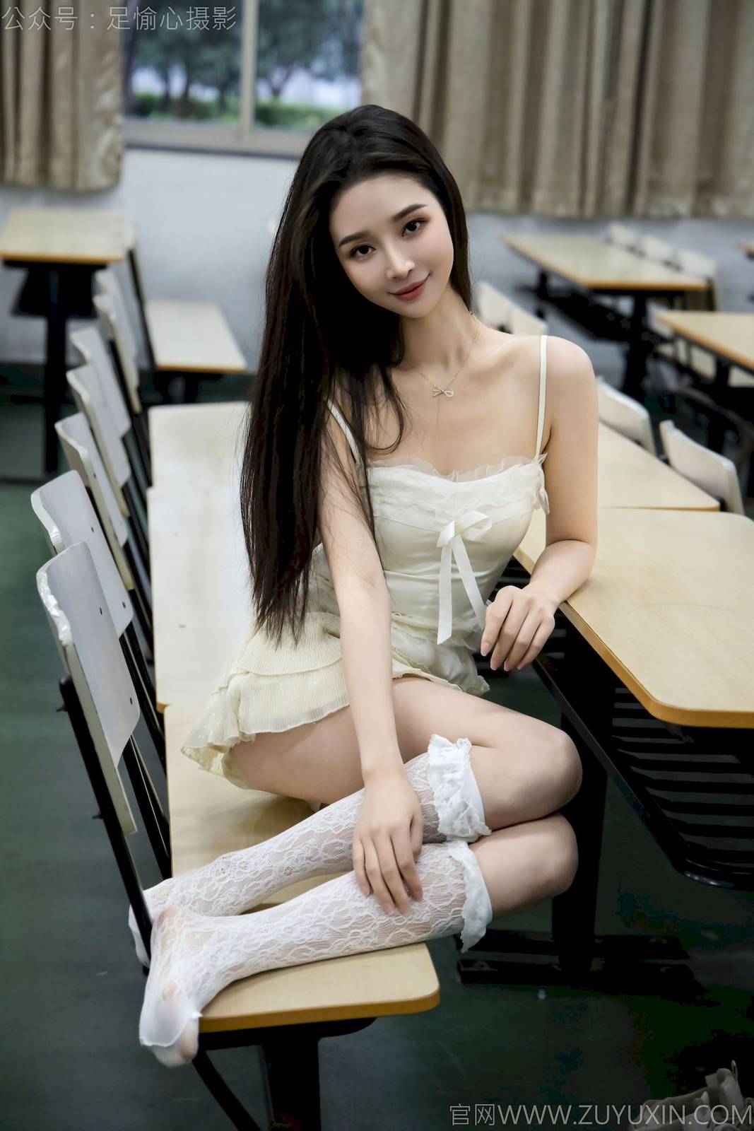 足愉心模特南南针织长衣白色吊裙户外裸足写真-23