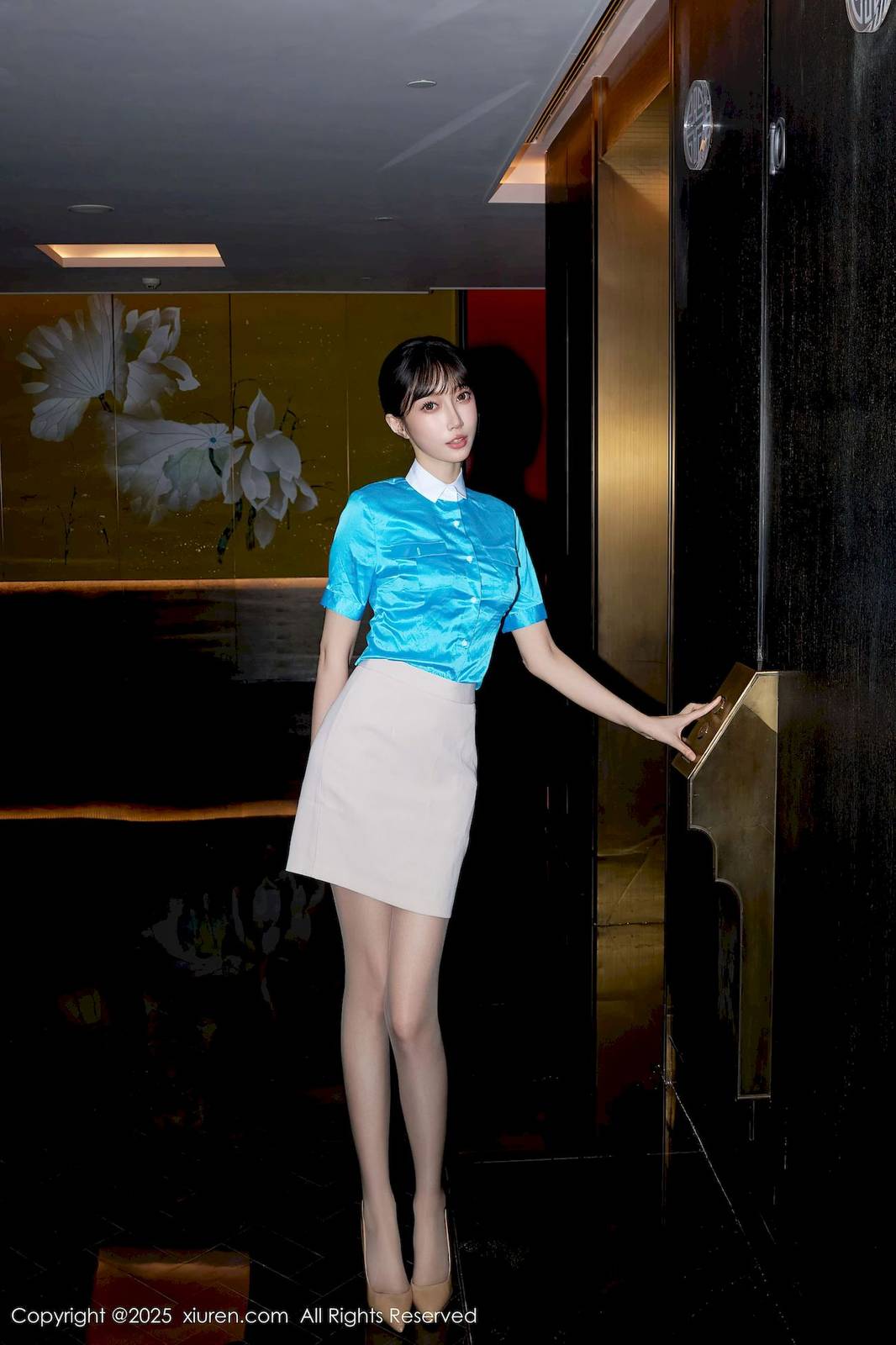 秀人网模特玥儿玥er空姐制服搭配肉丝上海旅拍-2