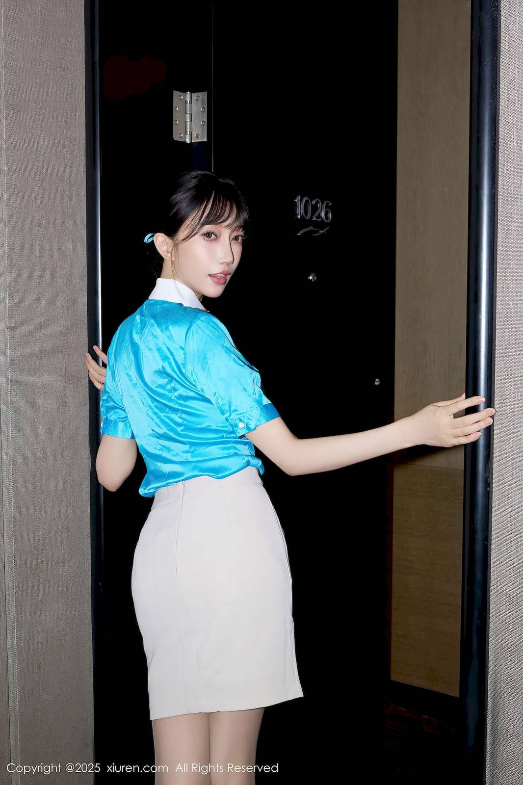 秀人网模特玥儿玥er空姐制服搭配肉丝上海旅拍-7