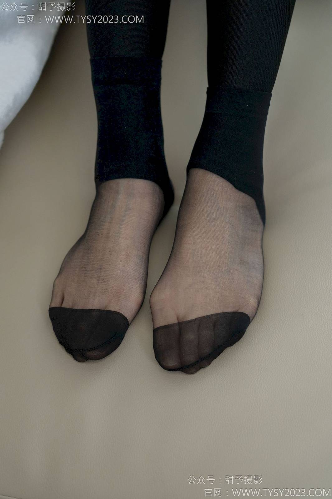 甜予摄影模特梦梦白衬衫搭配黑色下装干练写真-32