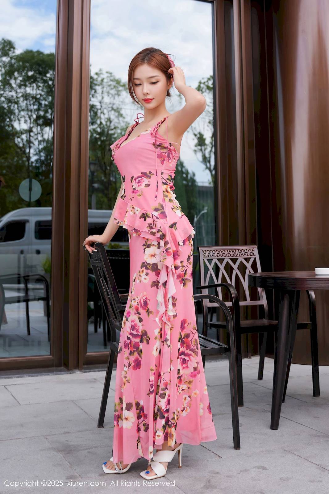 秀人网新人白芷yy碎花连衣裙修长身姿性感写真