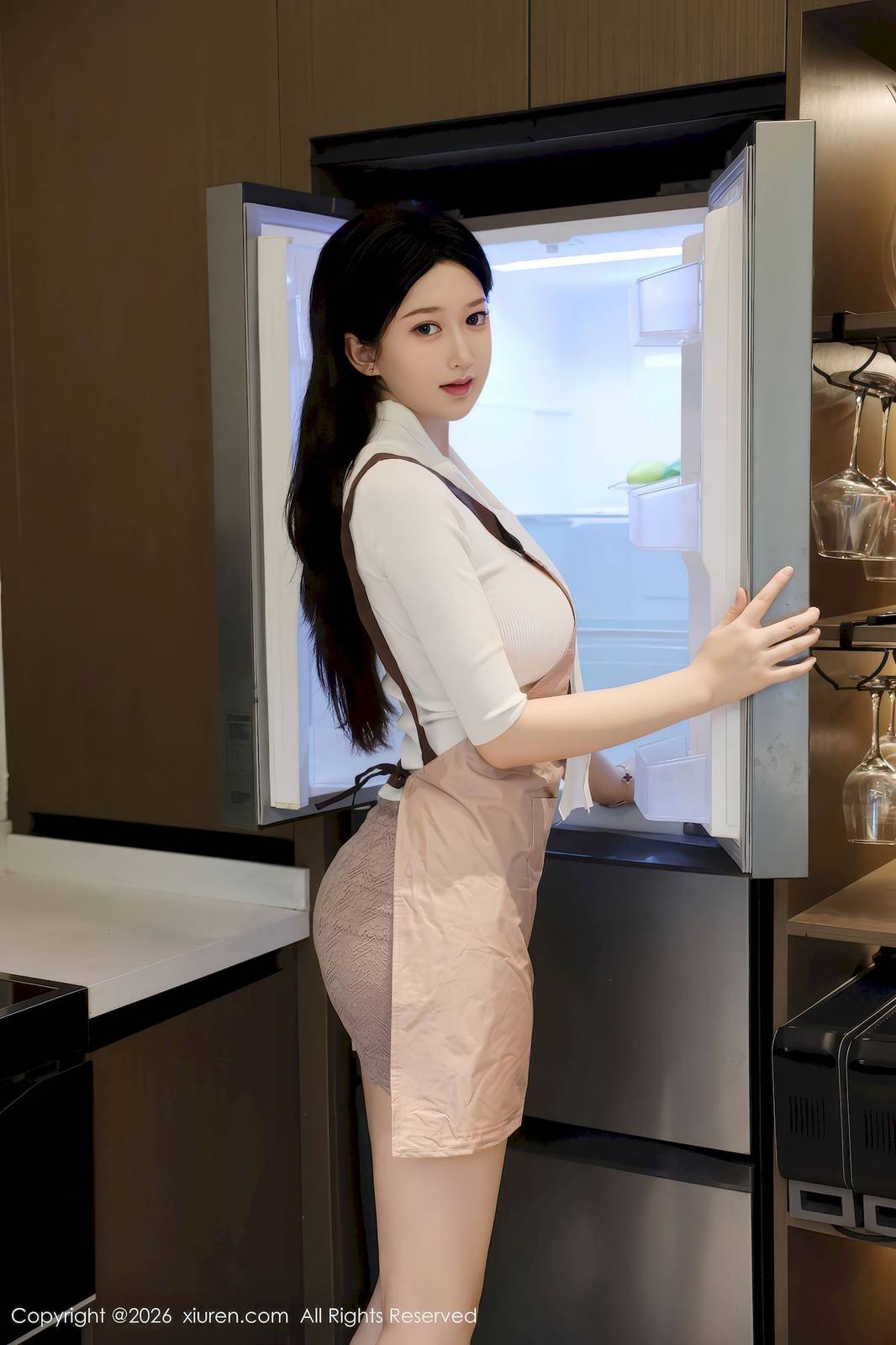 秀人网新人奶思兔紫色包臀裙凹凸身材首套写真