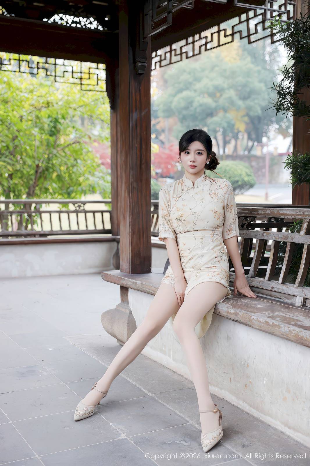 秀人网模特小肉肉咪浅黄旗袍凹凸身材性感写真-16