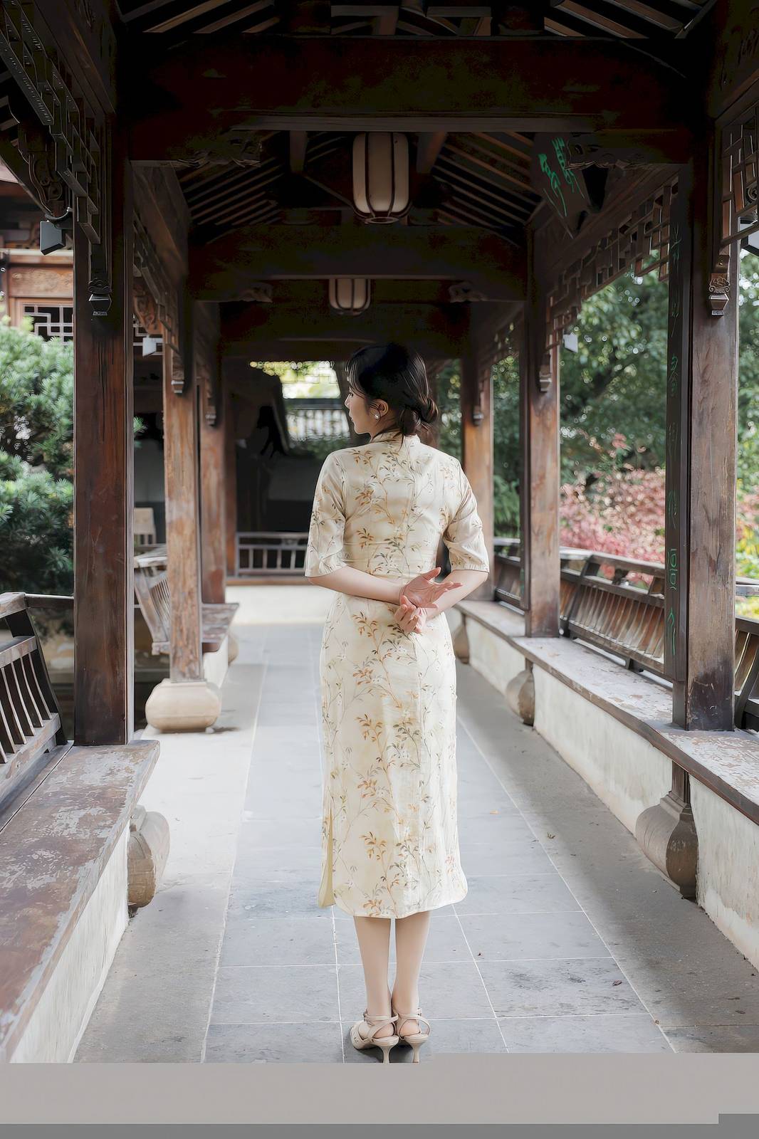 秀人网模特小肉肉咪浅黄旗袍凹凸身材性感写真-22