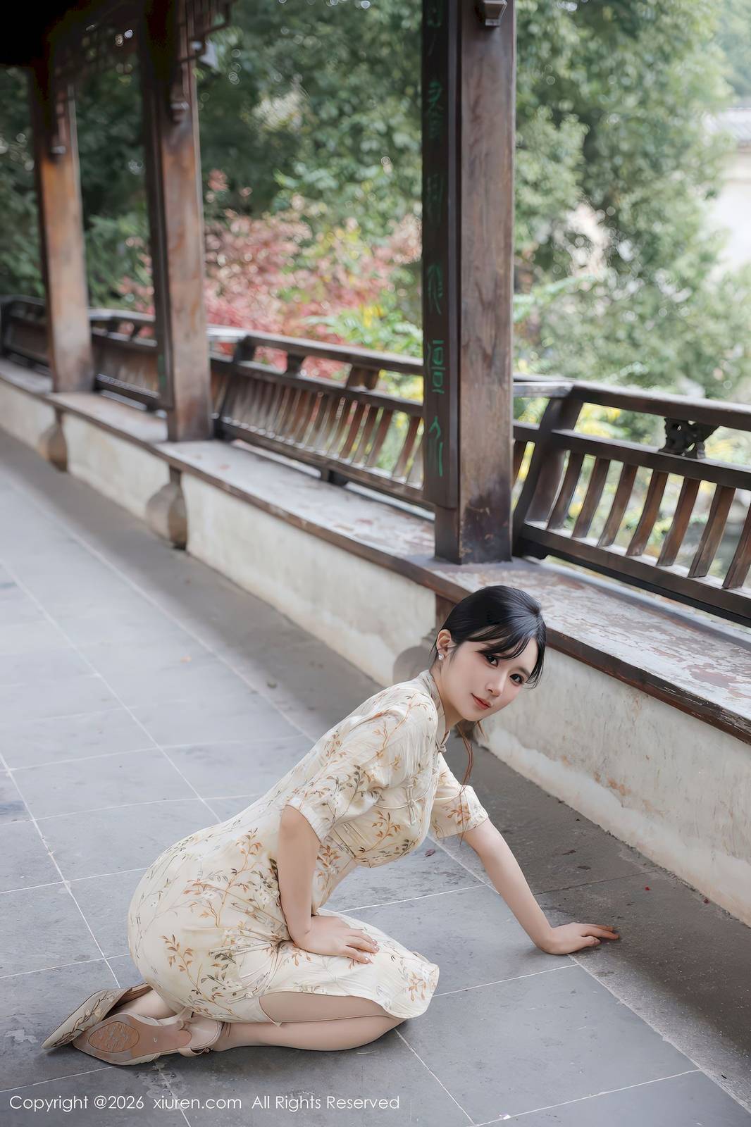 秀人网模特小肉肉咪浅黄旗袍凹凸身材性感写真-26