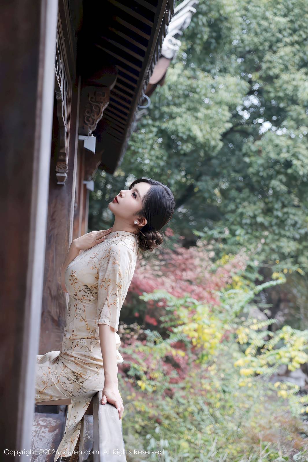 秀人网模特小肉肉咪浅黄旗袍凹凸身材性感写真-32