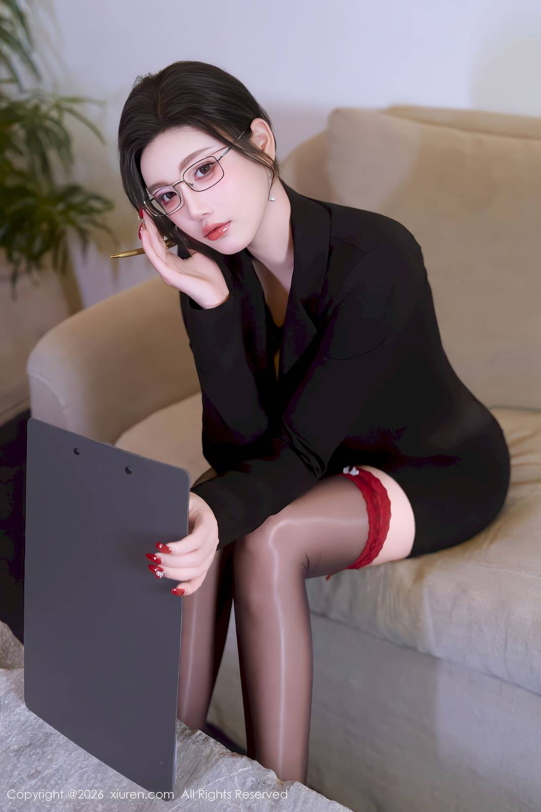 秀人网女神杨晨晨Yome黑色西服职场主题性感写真