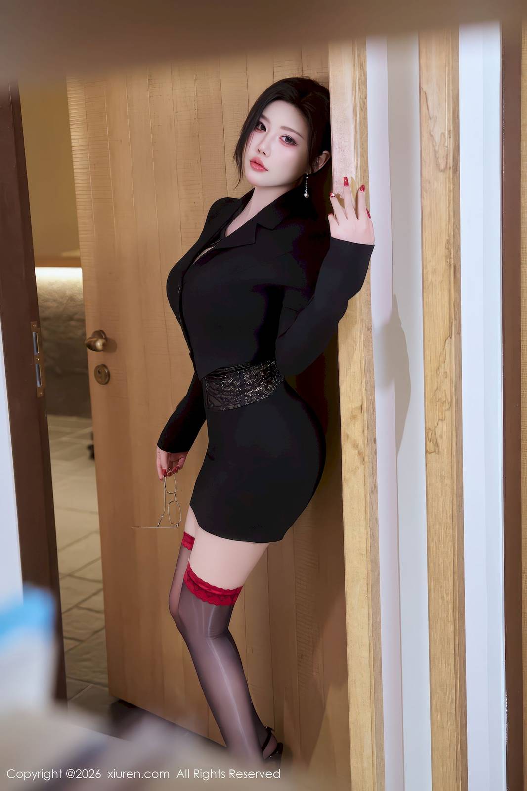 秀人网女神杨晨晨Yome黑色西服职场主题性感写真-25