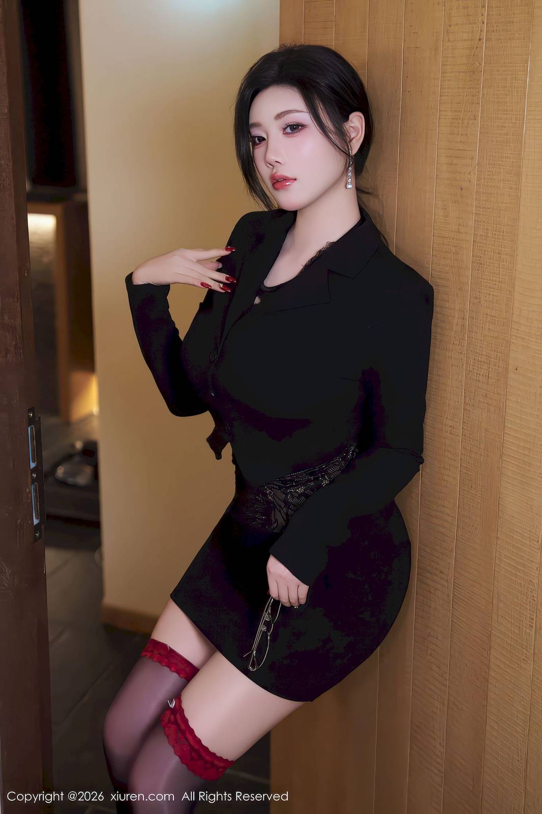 秀人网女神杨晨晨Yome黑色西服职场主题性感写真-34